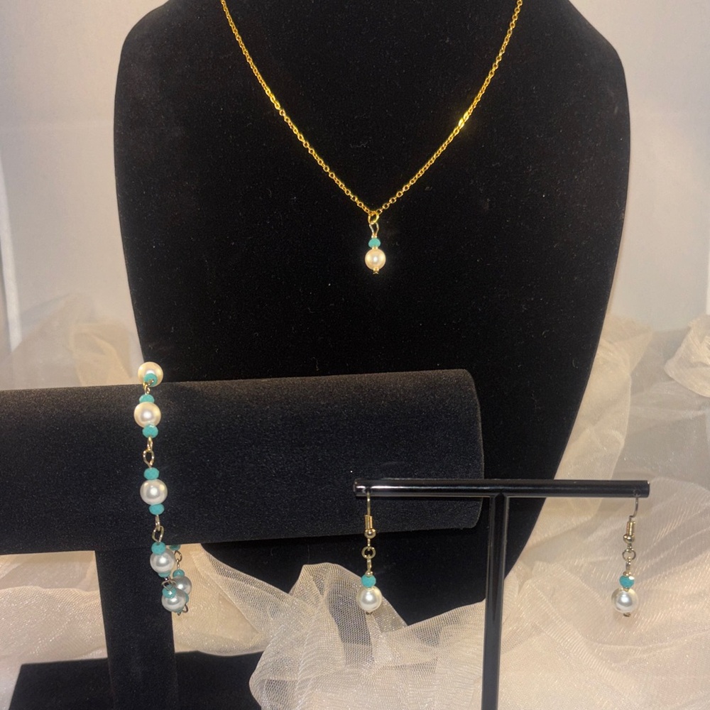 Elegant Gold and Ivory Pearl Jewelry Set